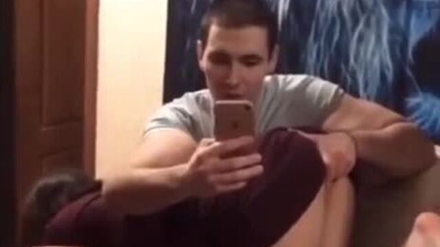 Руки базуки трогает женскую писю