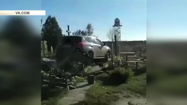 Священник на джипе проехался по могилам на кладбище в харькове