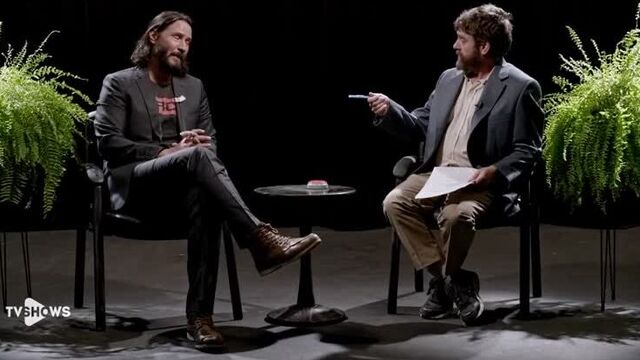 Киану ривз между двумя папоротниками с заком галифианакисом