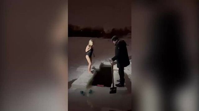 Утонула в проруби во время крещения.