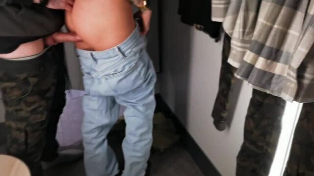 Еще одна русска парочка записала порно в примерочной тц. ghomestory