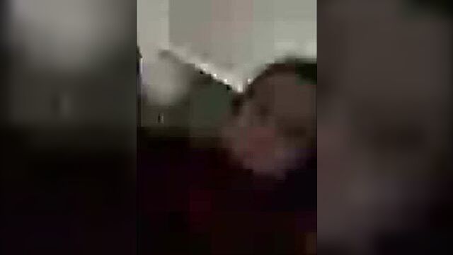 Genç kız dans ederken soyunuyor