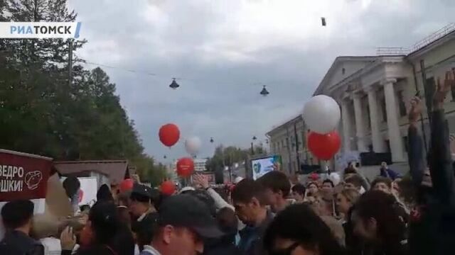 В день томича местная кондитерская фабрика раскидала в толпу 150 килограммов пирожного «картошка»