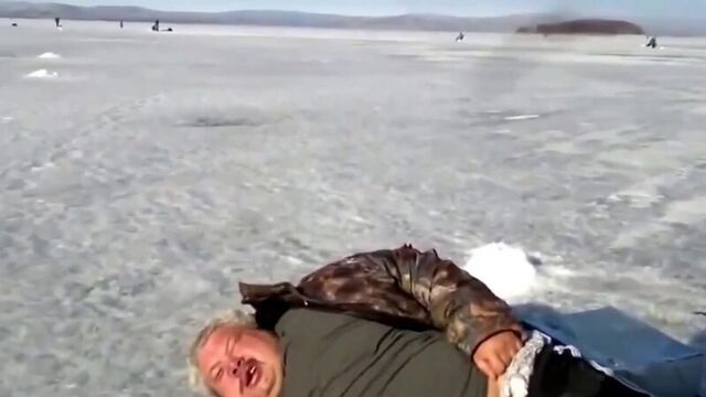 ★ приколы на рыбалке! пьяный рыбак спит на льду. зимняя рыбалка. ржач