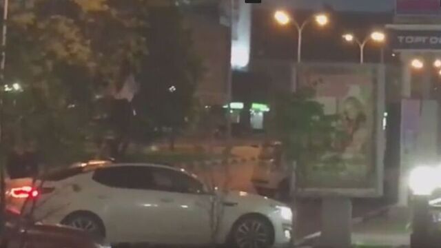 Девушка устроила эротическое выступление на крыше иномарки в центре ульяновска