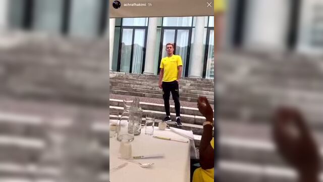 Новичок «боруссии» торган азар исполняет песню для команды