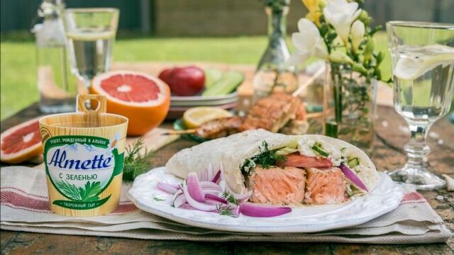 Лосось на шпажках в лаваше с almette