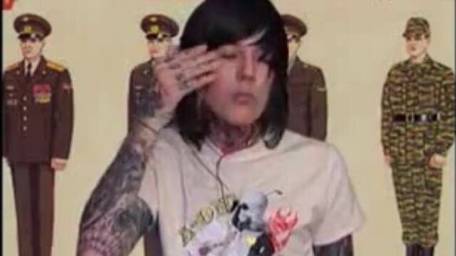 Оливер сайкс пытается сказать на русском"служу советскому союзу"