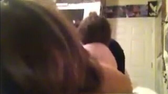 Малолетке лижет попу