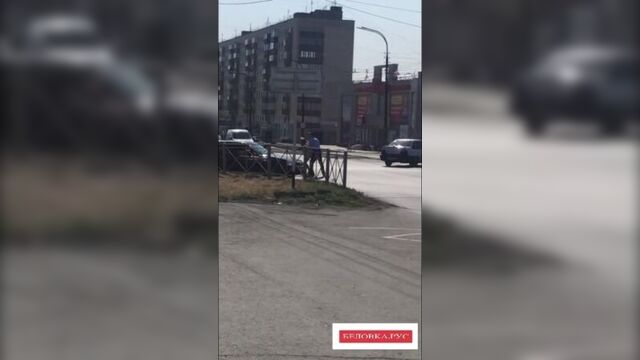 Голая женщина убегает от полицейских в орске