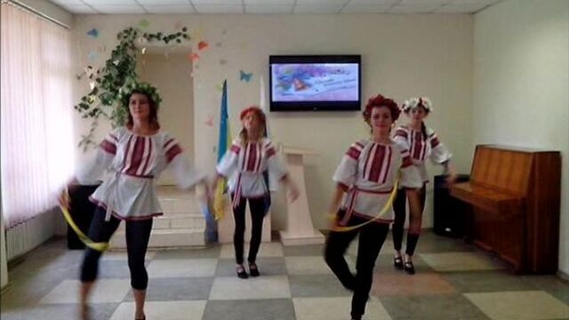 Місяць по небу ходить