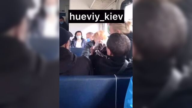 В электричке «киев — фастов» пьяная женщина устроила шоу.