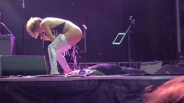 Sophia urista pees on fan