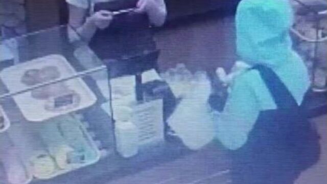 По пекарням екатеринбурга ходит любительница сладких булочек, которая пытается оплатить товар билетами «банка приколов»