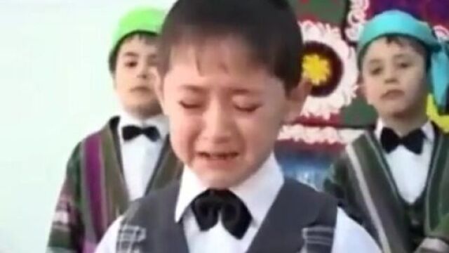 Гиряи кӯдак ҳангоми қироати шеър дар бораи модар