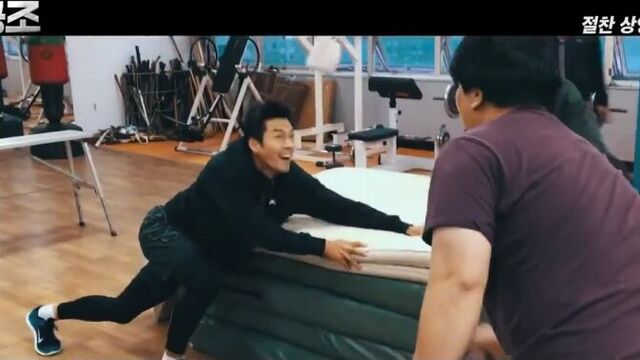 Хён бин во время уроков по борьбе.