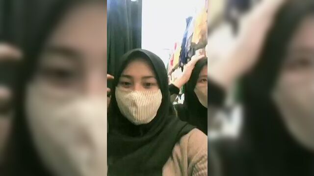 Foto gaya selfie cewek cantik berjilbab pakai masker bisa di mana saja