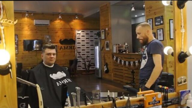 Свадебные приготовления жениха в барбершоп firma