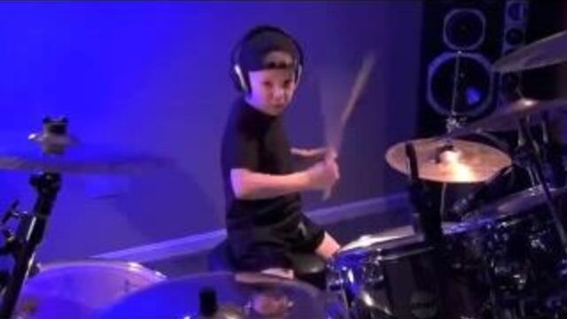 В каморке, что за актовым залом, репетировал школьный ансамбль... а вам слабо?