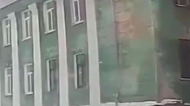 Упала глыба льда с крыши