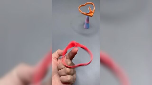 Поделка-антистресс своими руками из бумаги: балансирующая птица в форме сердца