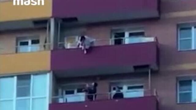 В иркутске мужчина поймал соседку, решившую прыгнуть с балкона