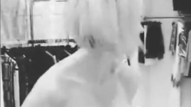 У элина камирен вывалилась грудь во время примерки платья