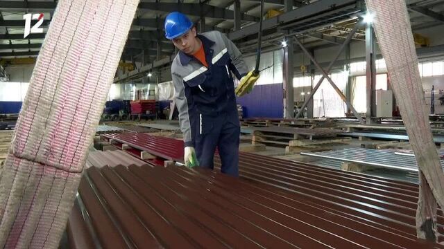 Компания «омсксайдингинвест» показала, как проходят замеры профнастила на производстве