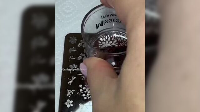 Сказочный рисунок на ногтях