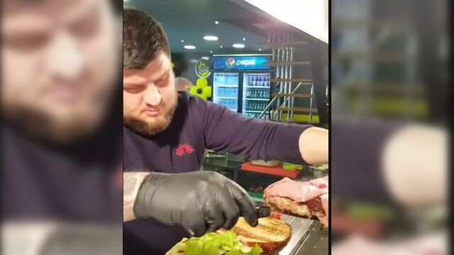 Мега -бургер