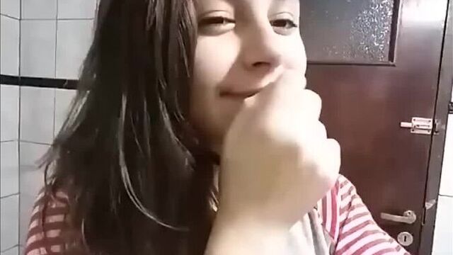 Liseli memelerini ve götünü sergiliyor