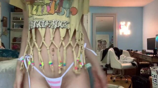 Sugar boogerz asmr aka laurel driskill, qweensativa - summer smoking tease