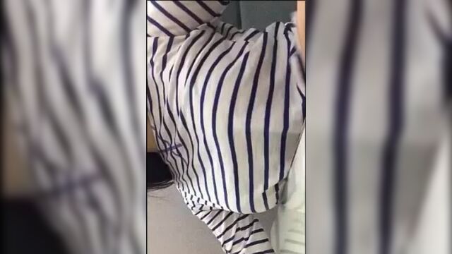 Evli hatun memeleri gösteriyor