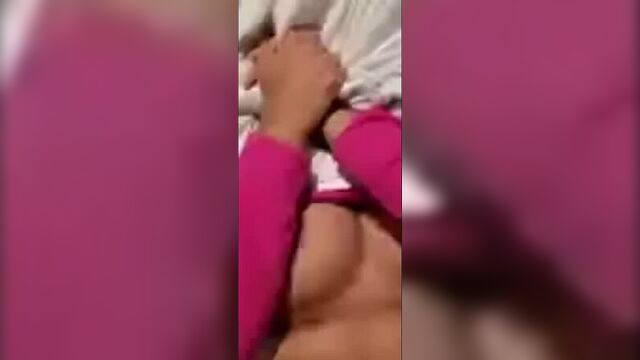 Kıza acımadan çakıyor