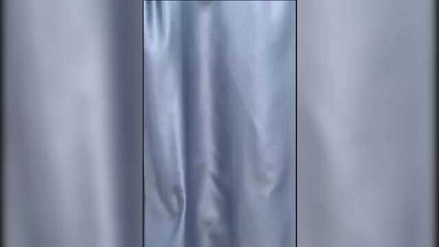 Küçücük memeleri var