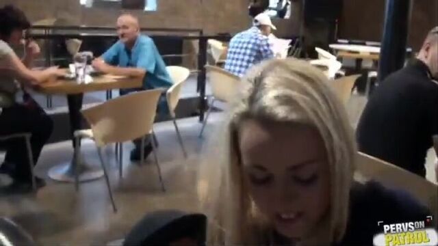 Трахаются в ресторане при всех. порно на людях секс эксклюзив