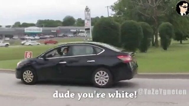 Парень вышел с плакатом black lives matter в городе сша, где белых 95%.