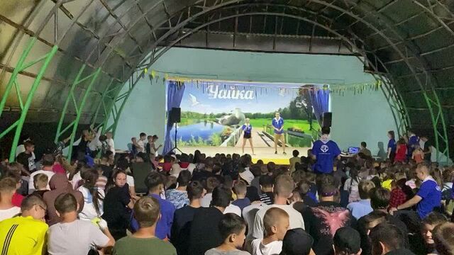 Диджей и вожатый данила