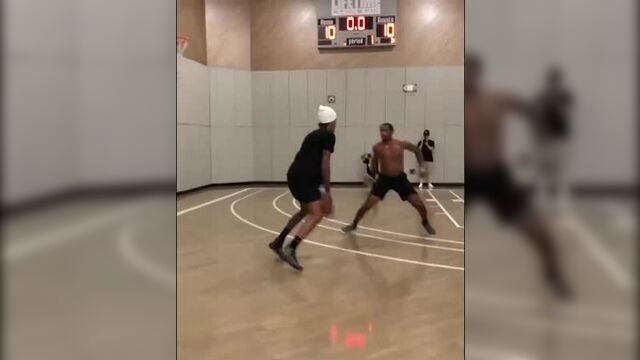 Келли убре сыграл в баскетбол в шапке бини