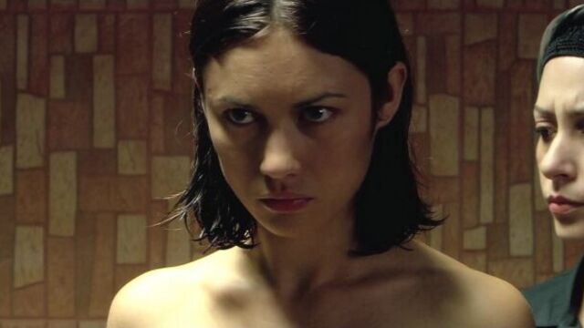 Ольга куриленко (olga kurylenko) голая в фильме «стены» (2009)