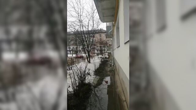 В канаше затапливает многоквартирный дом