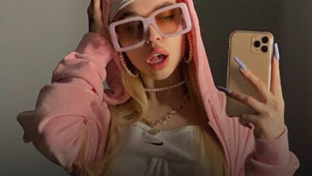 Блогерша «инстасамка» призвала врачей идти в тик ток — москва 24