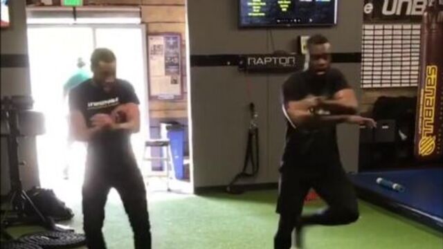 Юрайя холл развлекается на тренировке