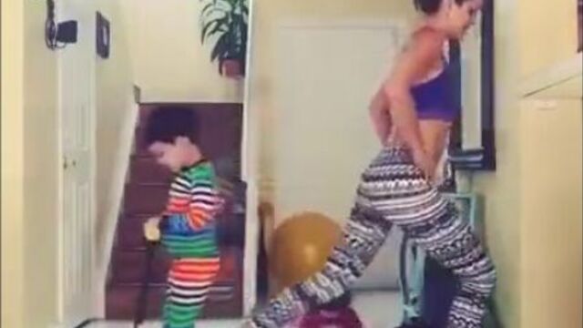 Сын помогает маме тренироваться)))