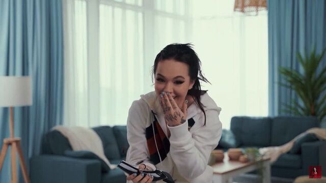 Липсиха инстасамка побрилась налыса