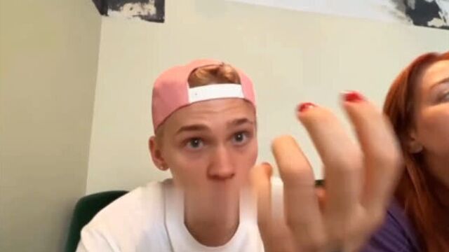 Даня милохин объяснил, почему обматерил школьников которые хотели с ним сфотографироваться в казахстане