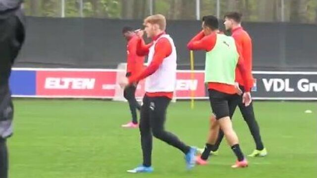 Эран захави элегантно перекидывает голкипера на тренировке псв 