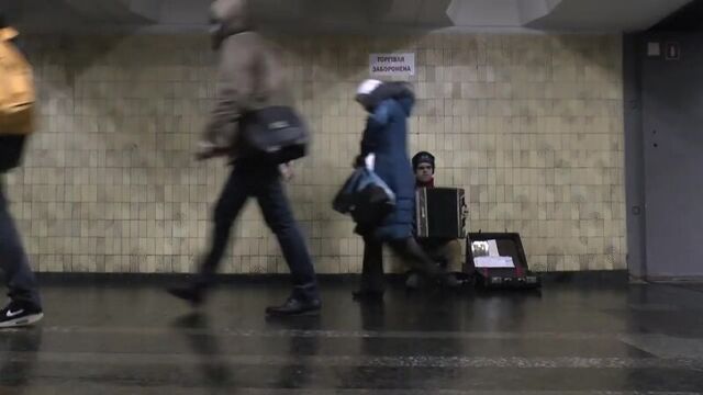 "тирион ланнистер" сыграл главную тему из "игры престолов" на баяне в переходе