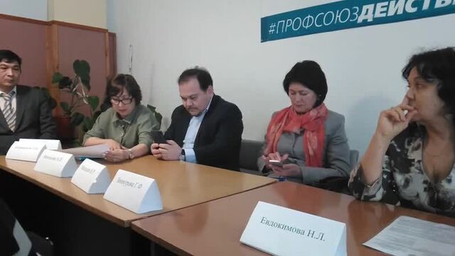 Медики встретили слова начальницы смехом и аплодисментами.