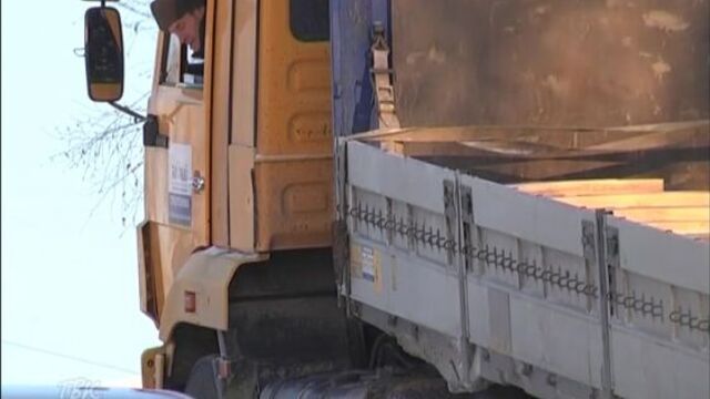 По скользкому пути: «камаз» с большим трудом взобрался в горку на городской пристани